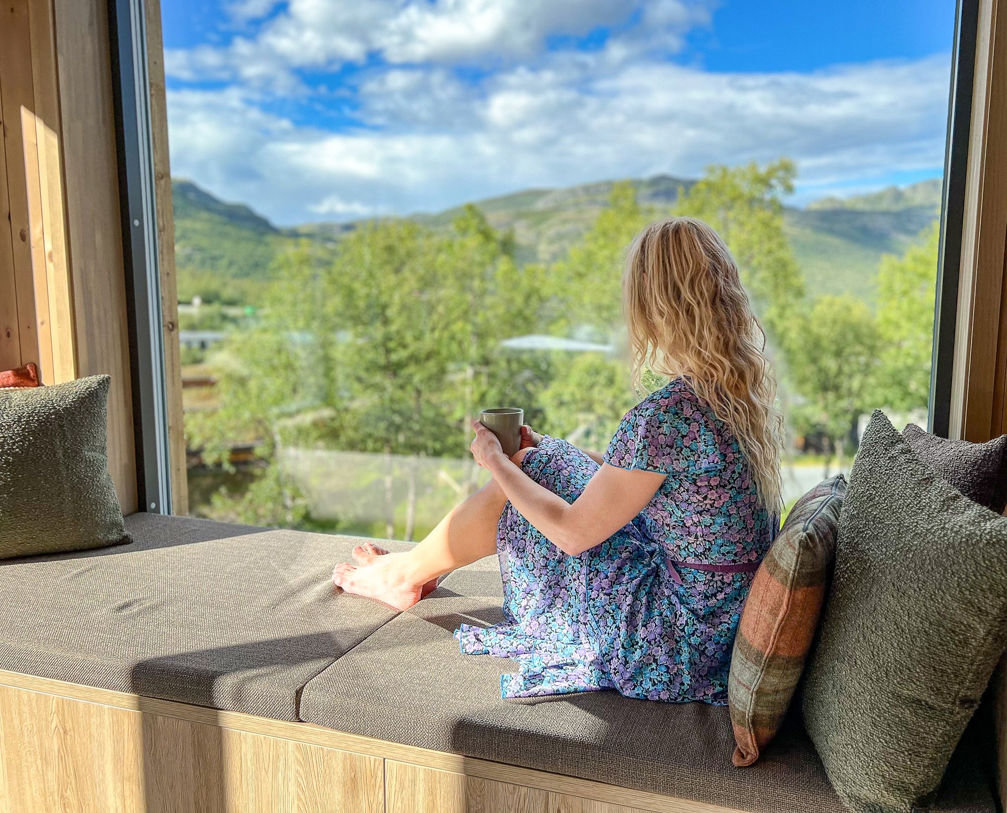Kvinne nyter utsikt fra hotellrom