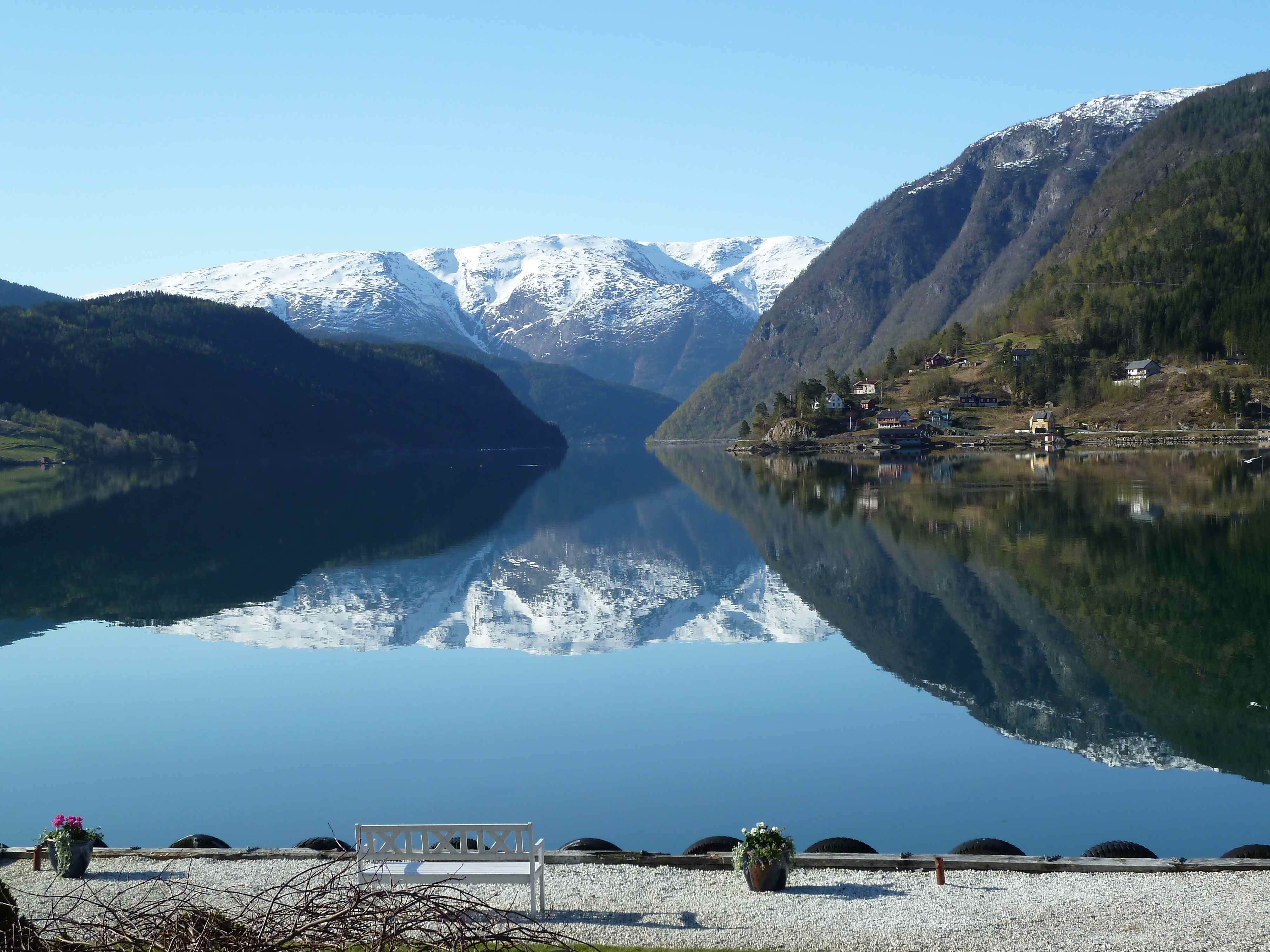 utsikt frå hotellet og ut fjorden