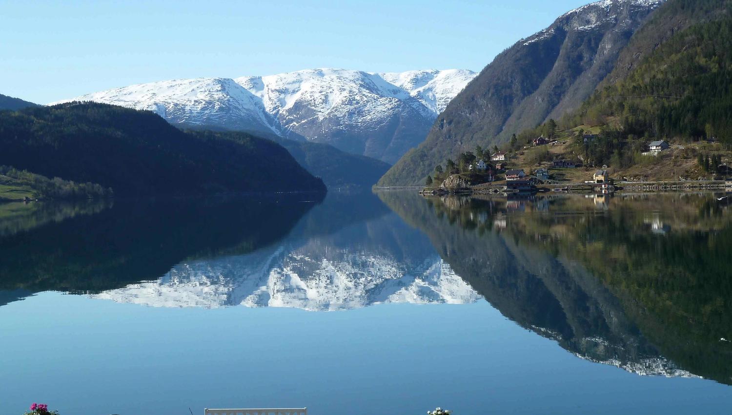 utsikt frå hotellet og ut fjorden