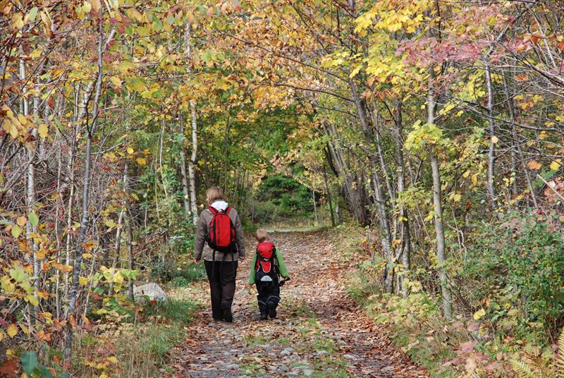Mother and son strolling along one of the many paths between Alve and Hove on Tromøy, Arendal, in Southern Norway. Arendal tourist office.