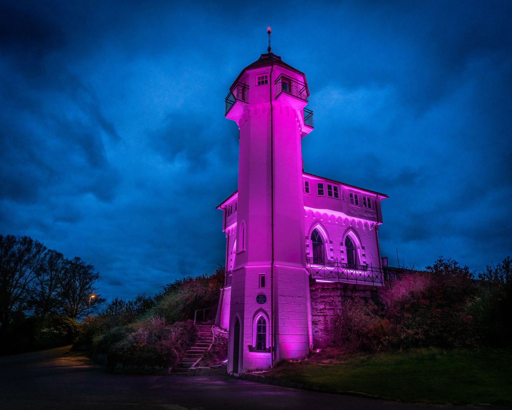 Vålandstårnet lit up for breast cancer awareness