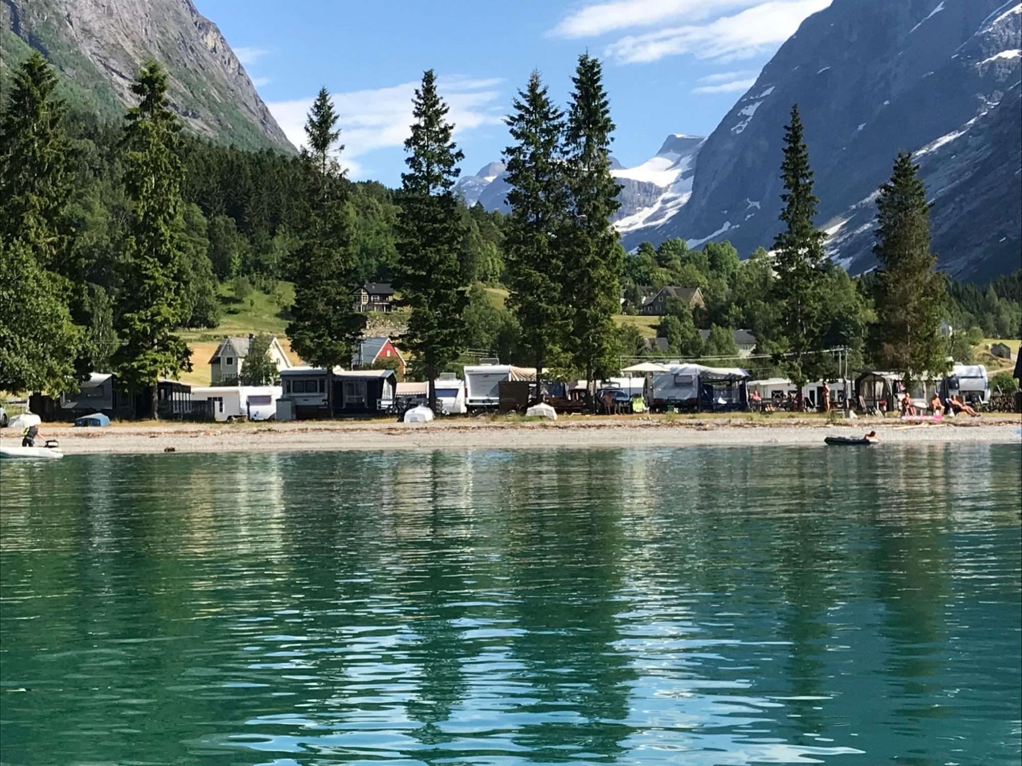 Grande Camping i Oppstryn ligg idyllisk til ved Oppstrynsvatnet og er eit godt utgangspunkt for naturopplevingar i Nordfjord.
