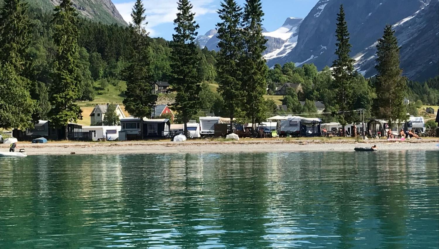 Grande Camping i Oppstryn ligg idyllisk til ved Oppstrynsvatnet og er eit godt utgangspunkt for naturopplevingar i Nordfjord.