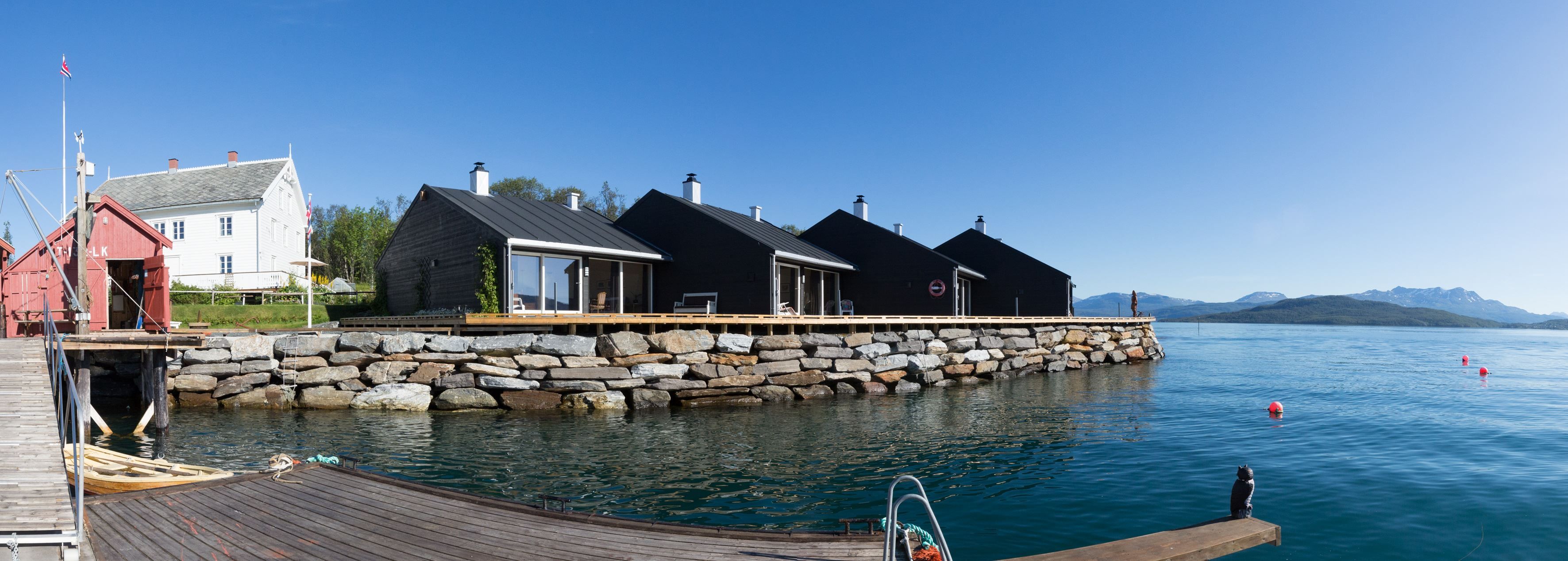 vakkert sommerbilde ved bryggekanten, utenfor Finsnes Gaard