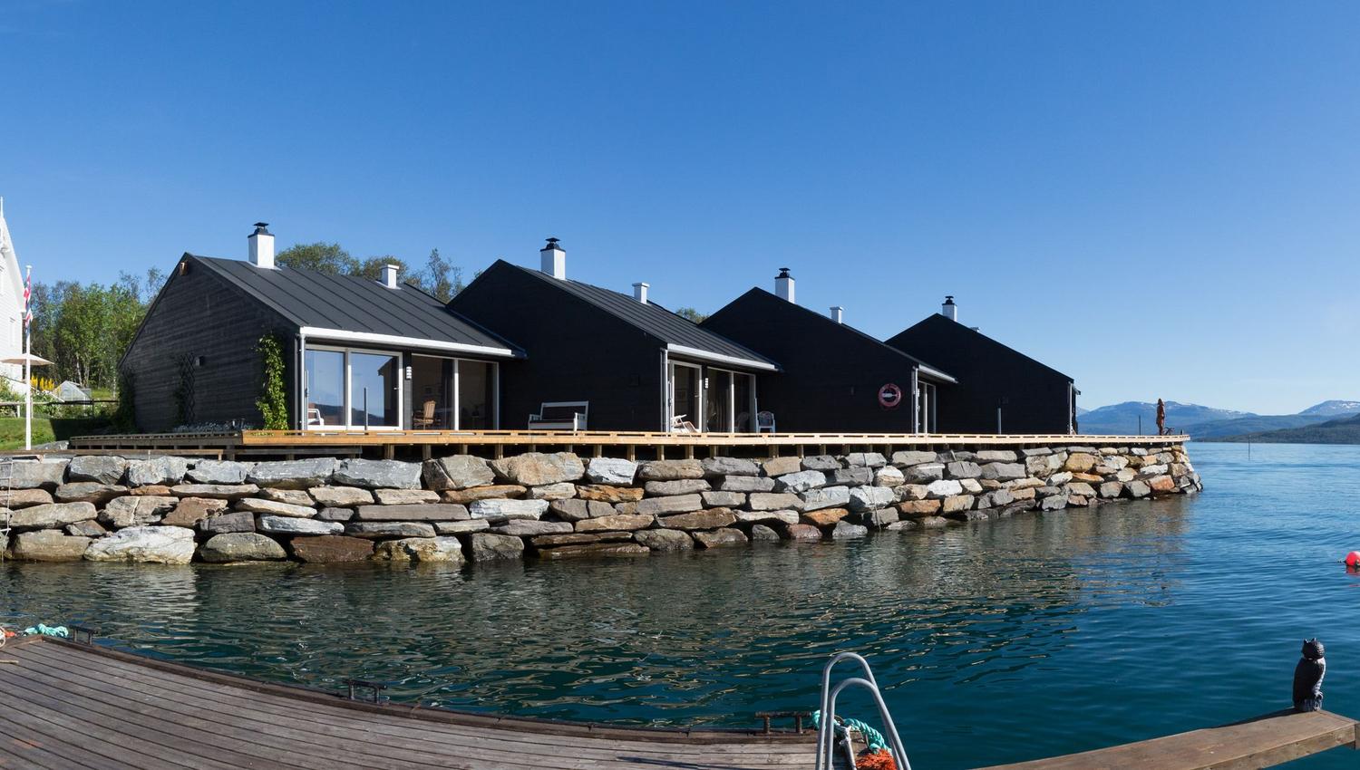 vakkert sommerbilde ved bryggekanten, utenfor Finsnes Gaard