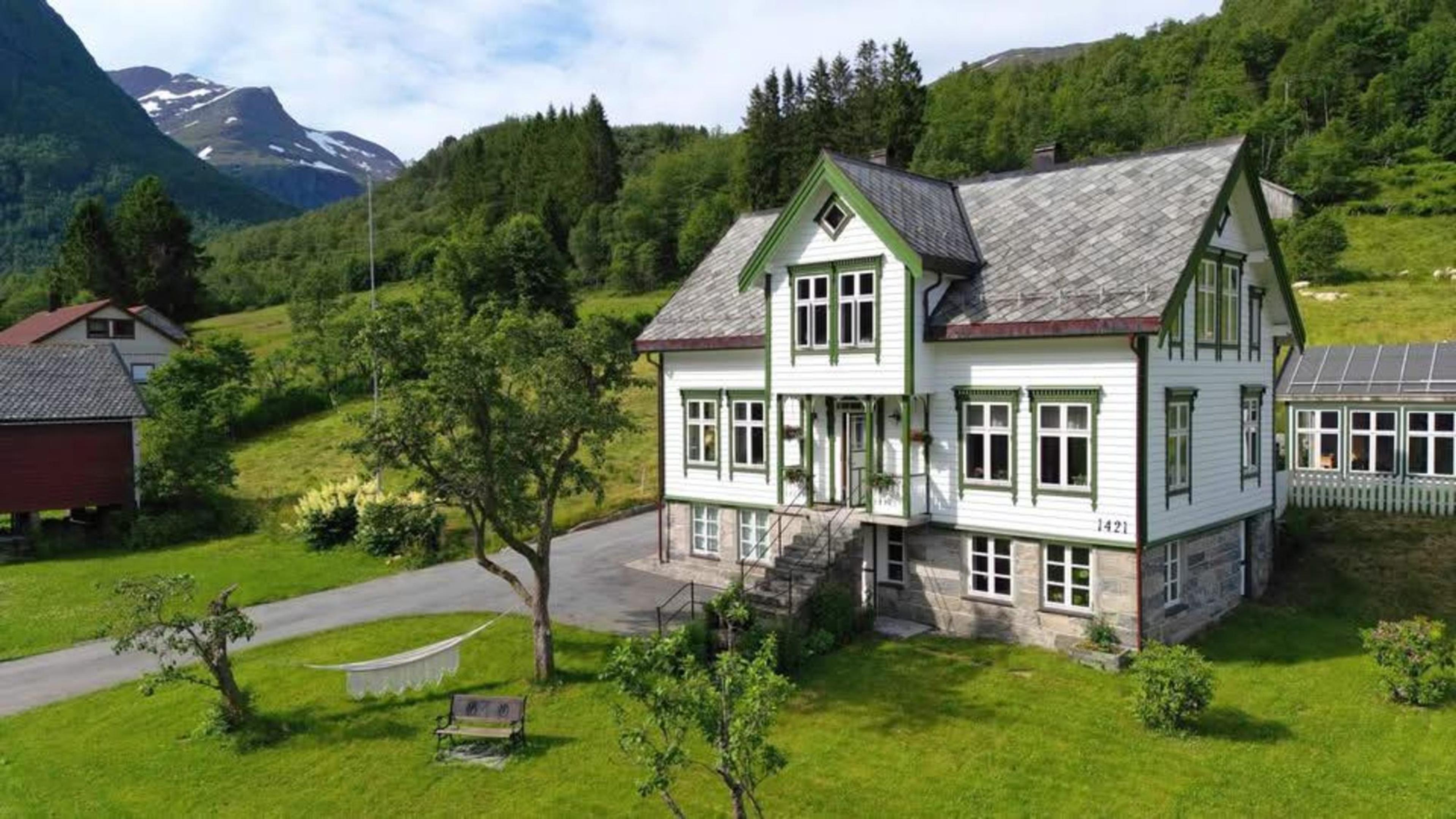 Monshaugen Home i flotte omgivelser.