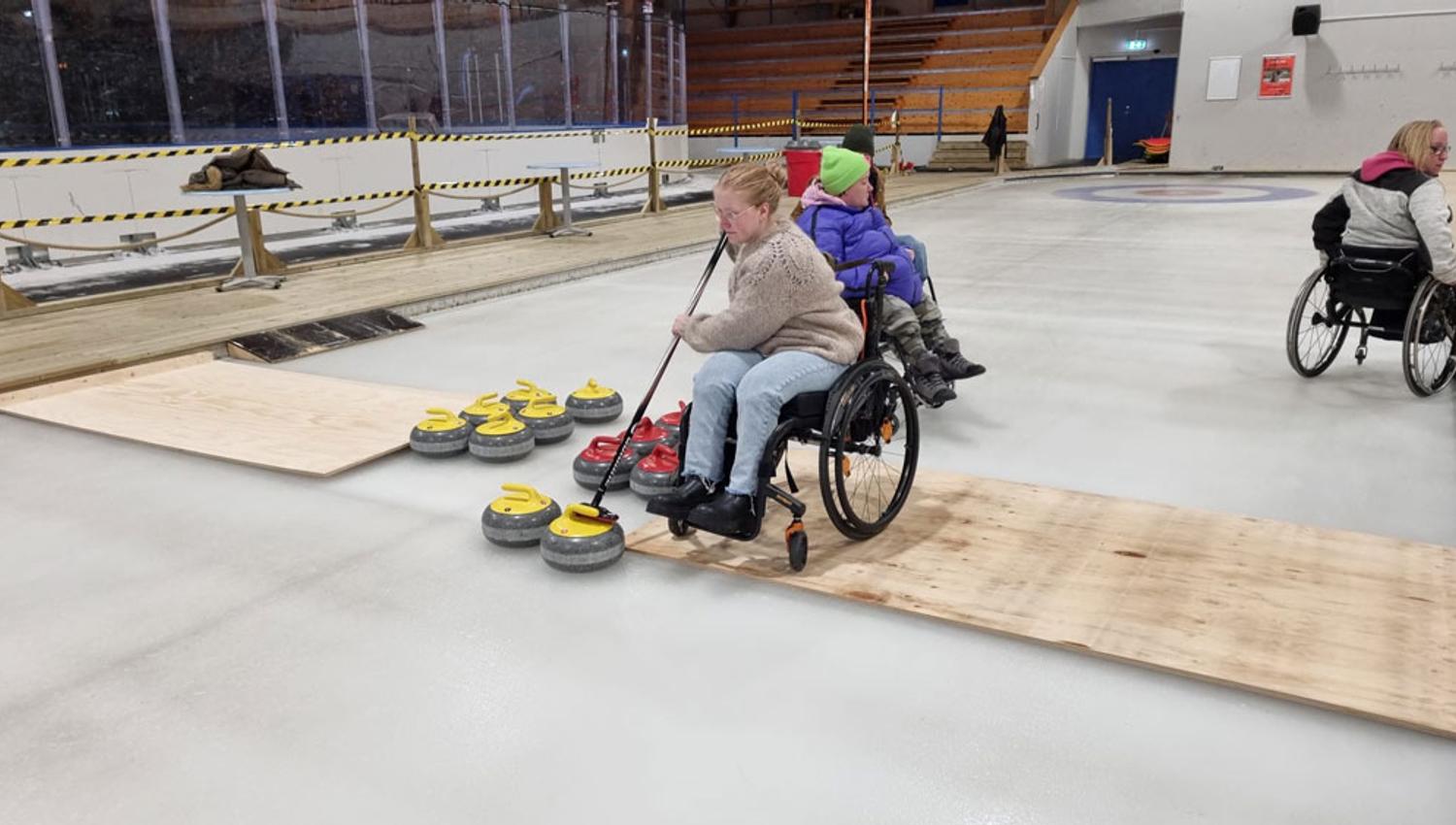 curling fra rullestol på Skien fritidspark