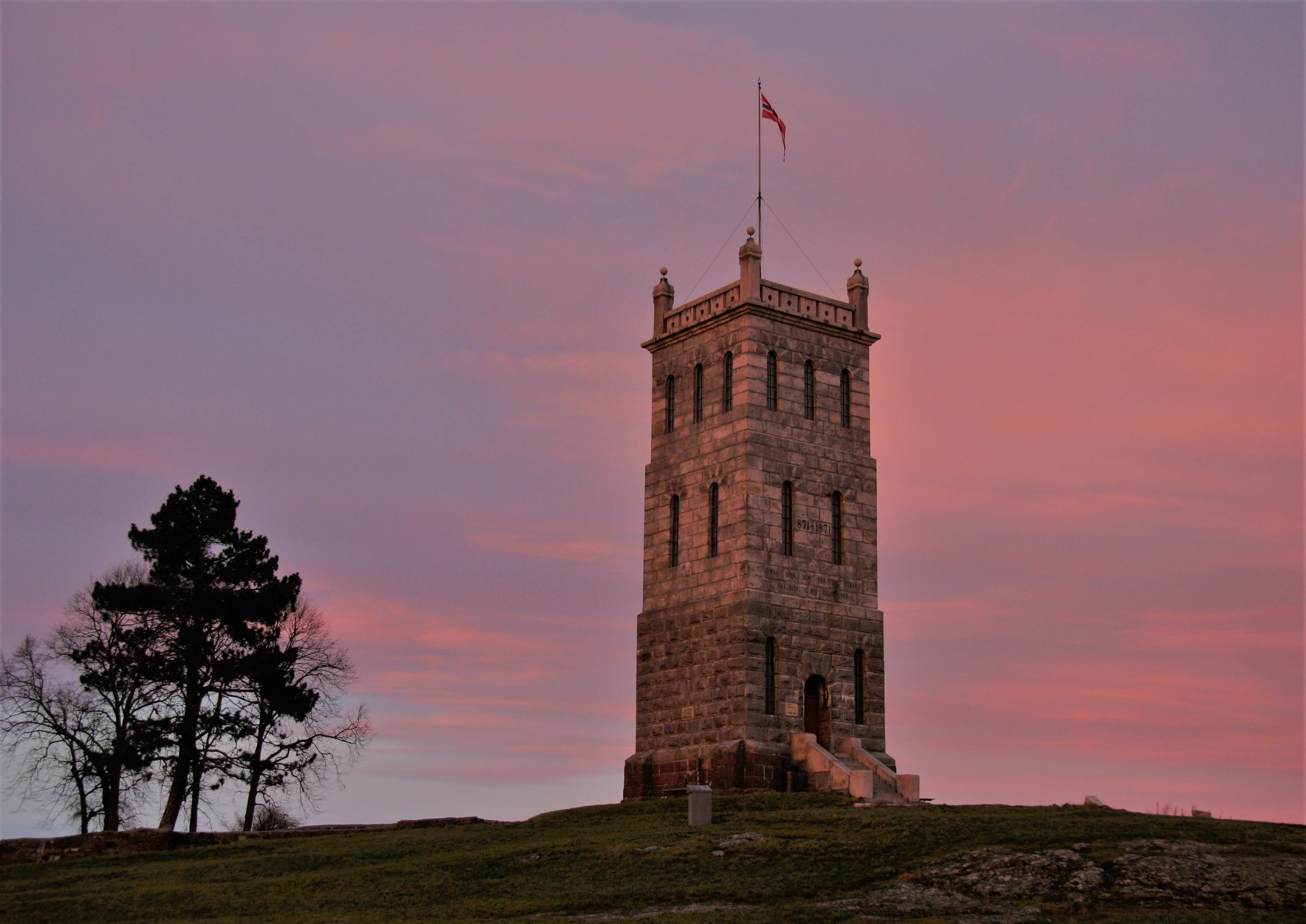 Slottsfjelltårnet om kvelden i rosa himmel