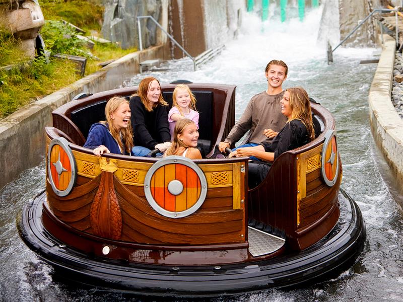 Glade besøkende i Ragnarok vann bane