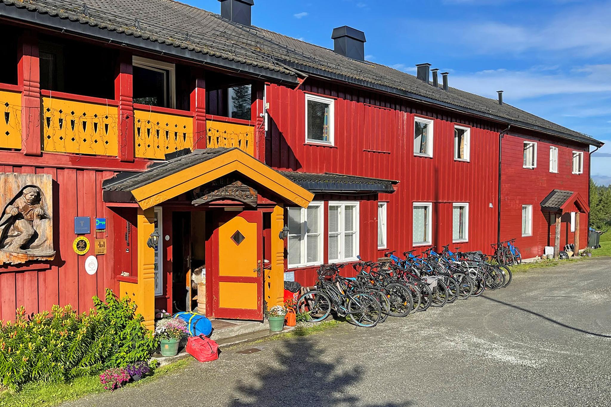 Sykler oppstilt utenfor inngangsparti Ruten Fjellstue