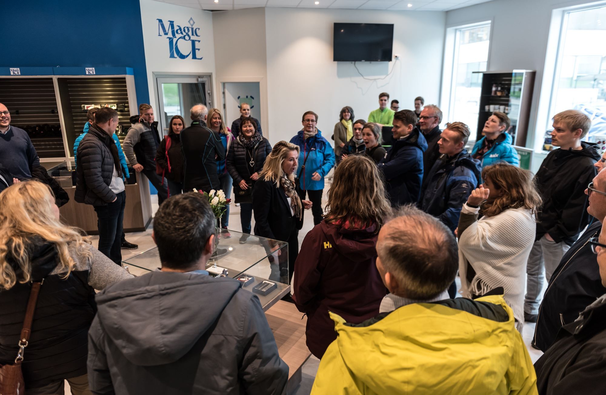 Big group of guests standing in a circle