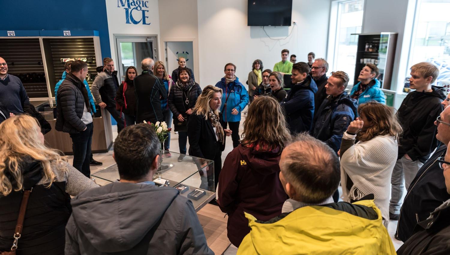 Big group of guests standing in a circle