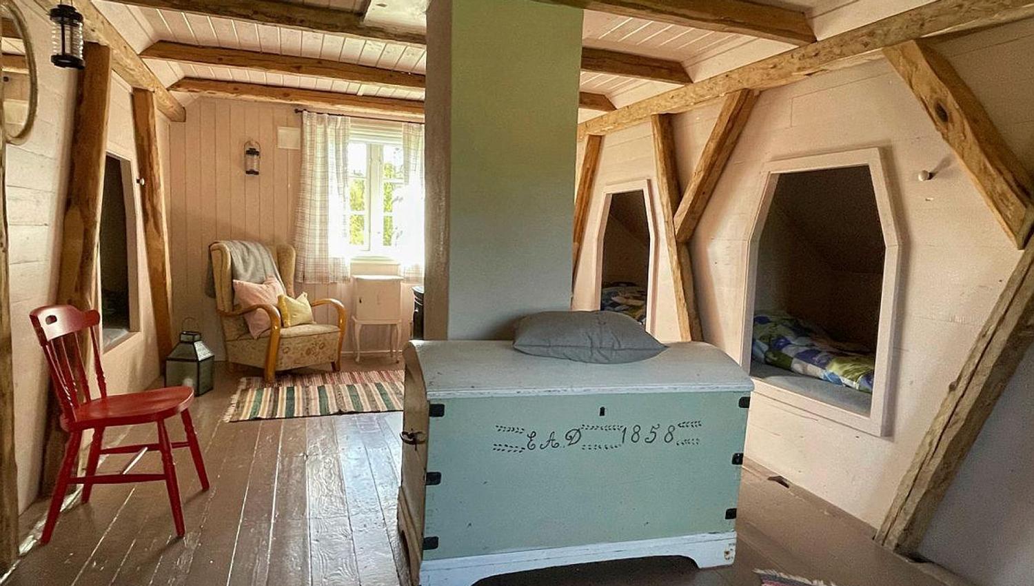 soverom med sengeplass igjennom hull i veggene