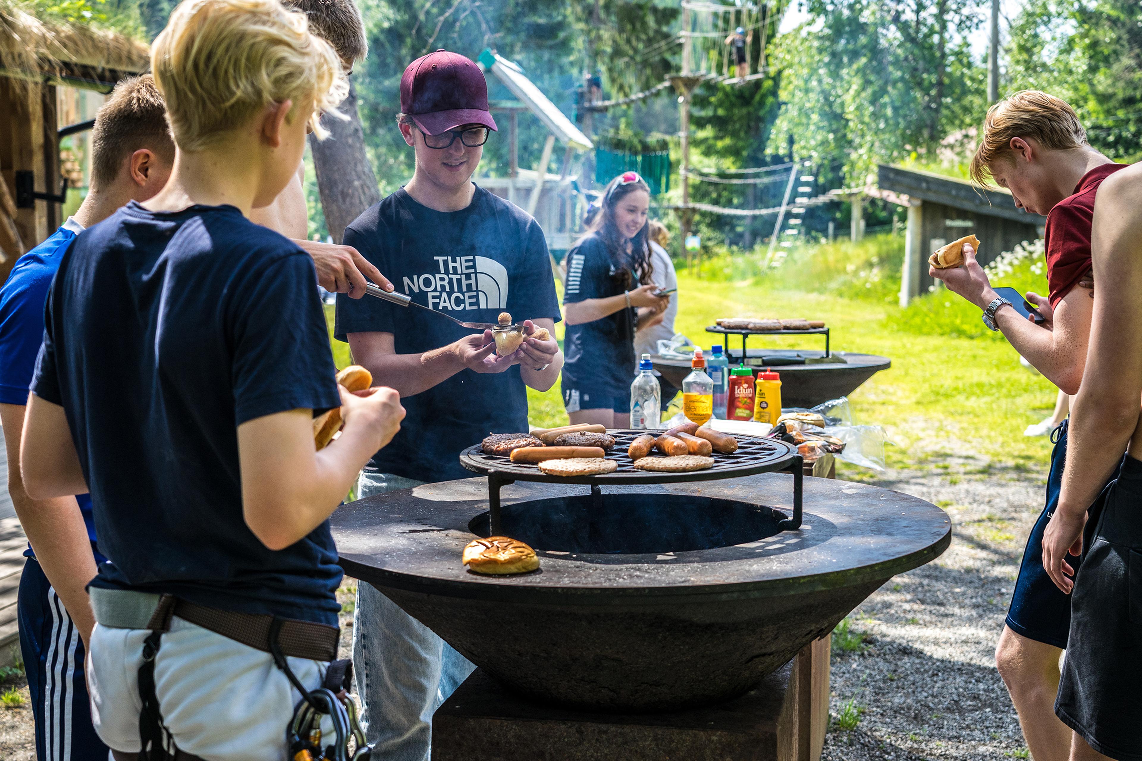 Griller tilgjengeleg på området.