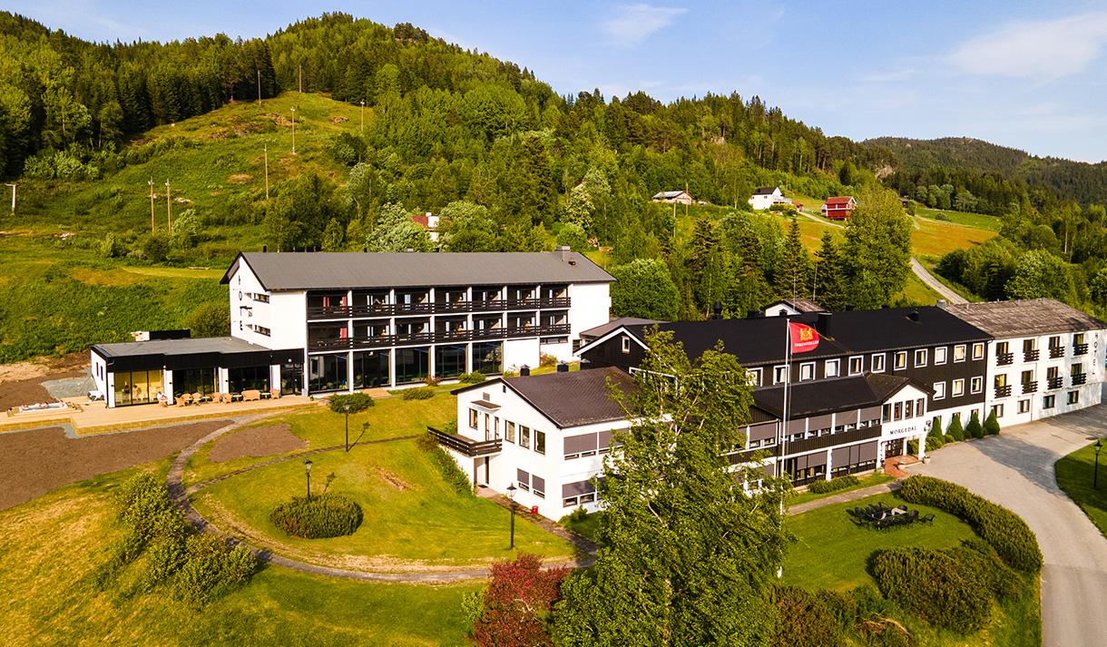 dronebilde av Morgedal Hotell