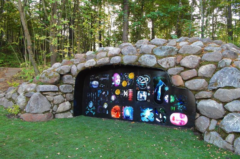 Tony Oursler's video grotto "Klang".