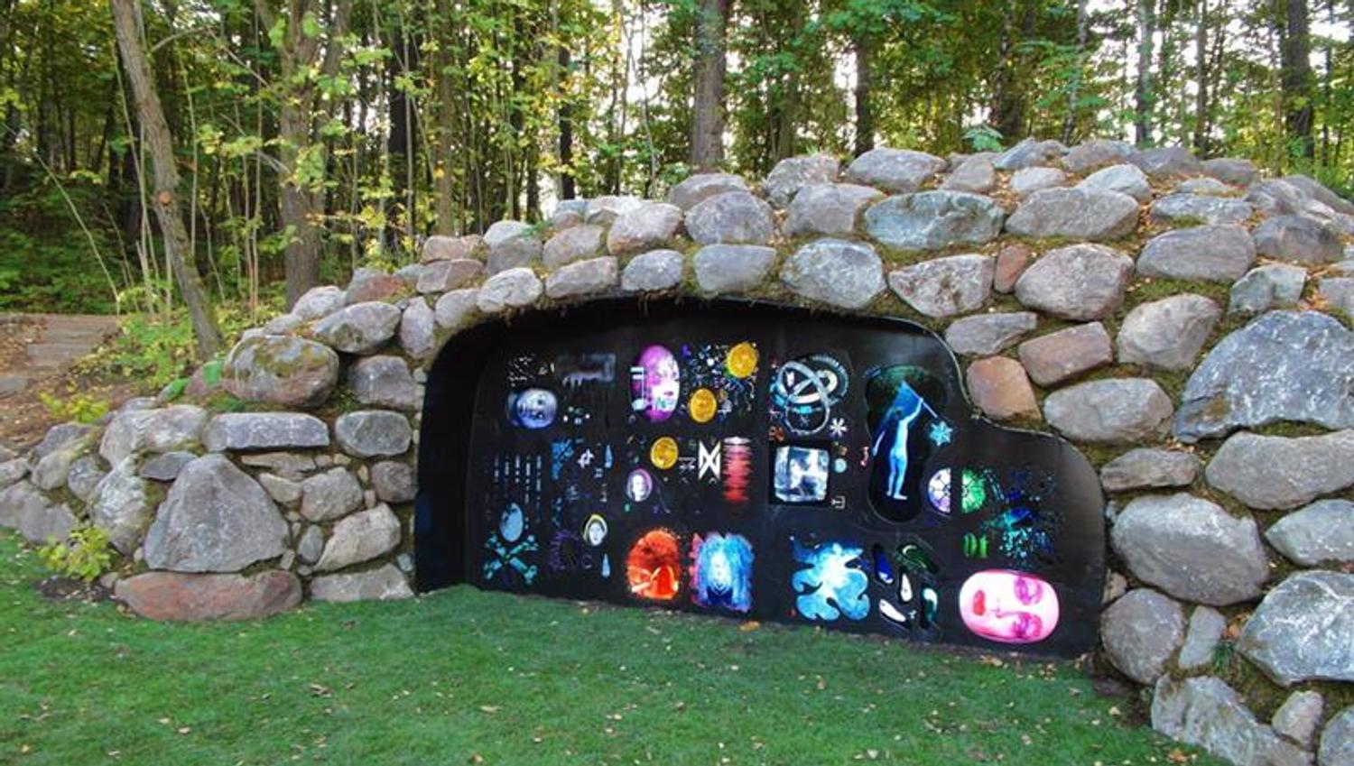 Tony Oursler's video grotto "Klang".