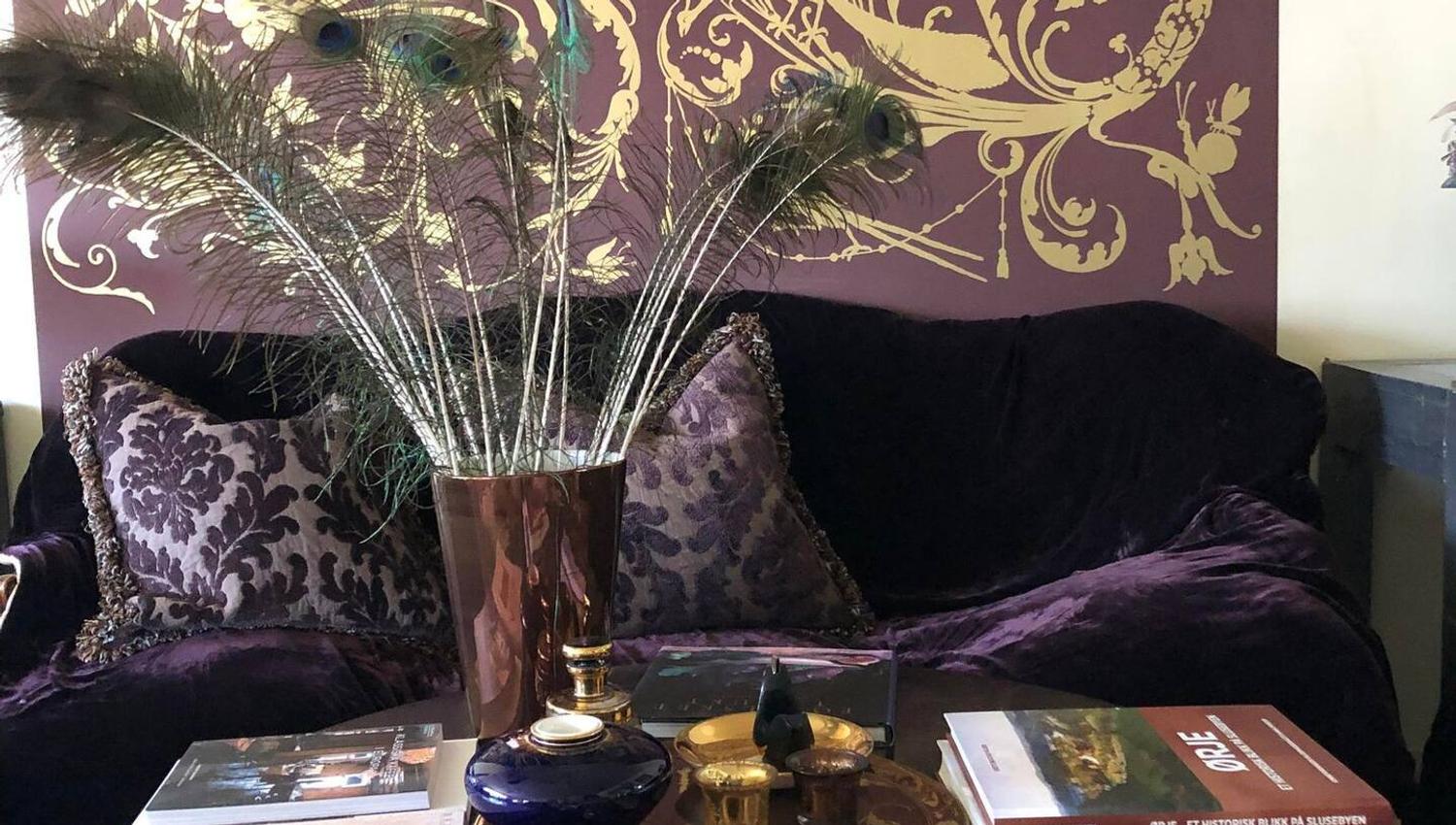 Den lilla sofaen i stua med matchende vegg