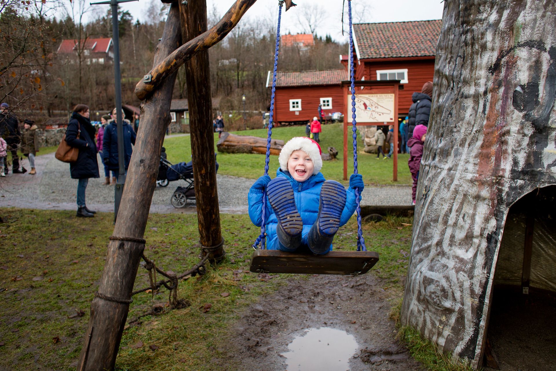 Barn på huske