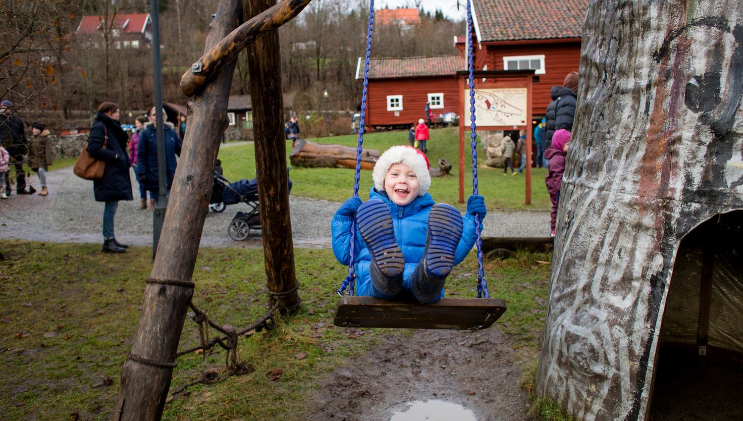 Barn på huske