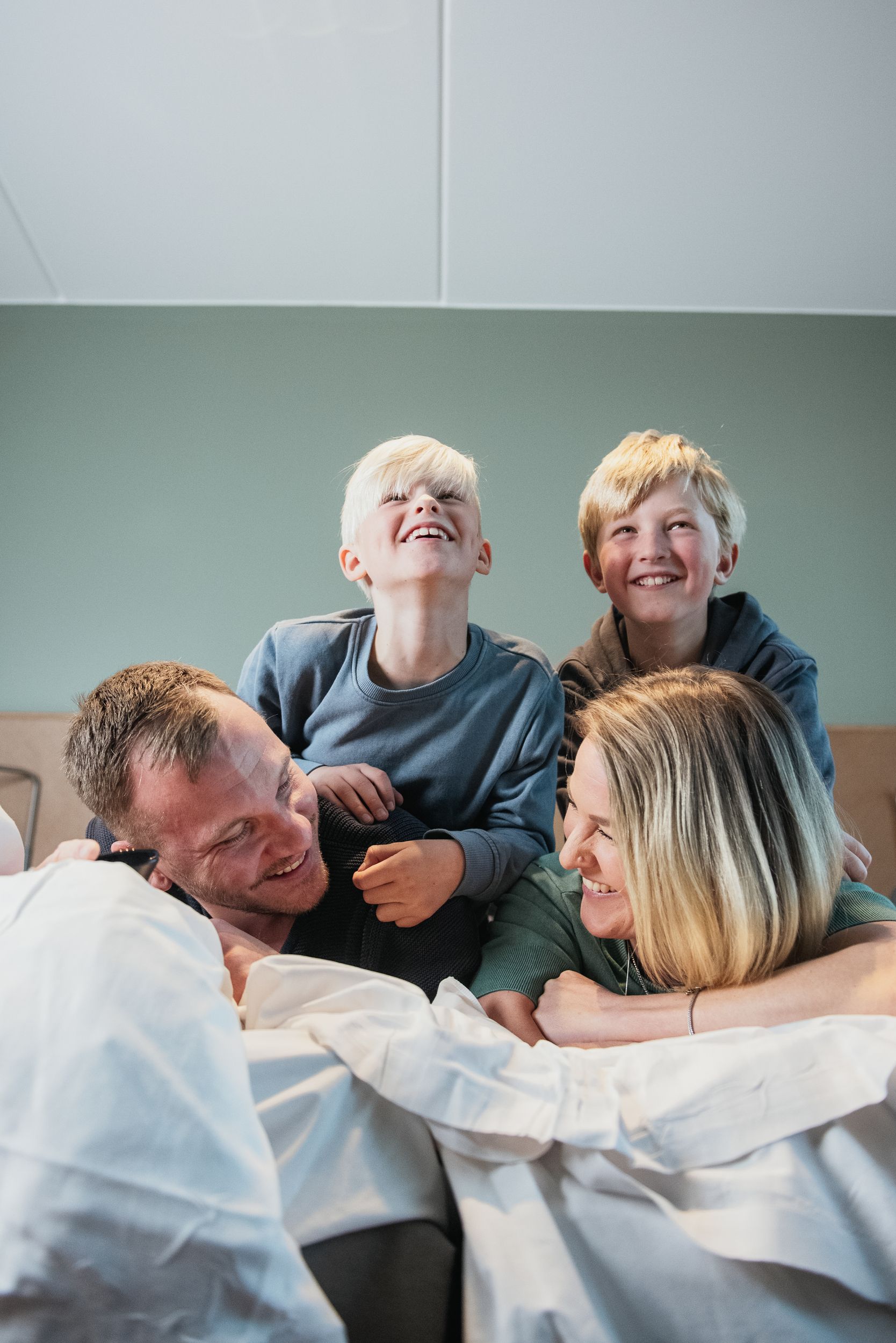 Familie som ler