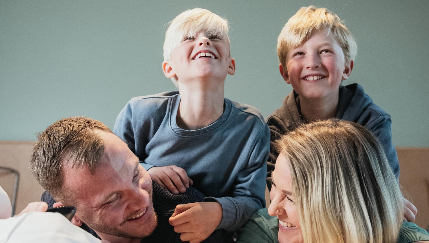 Familie som ler