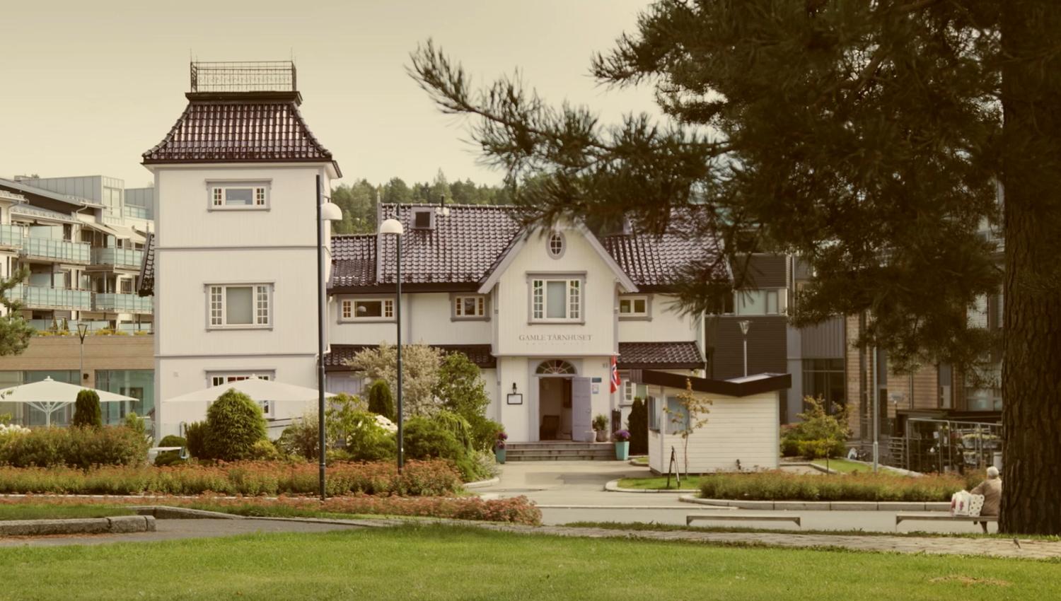 Gamle Tårhuset fra utsiden med alle sine tårn og flotte hage rundt