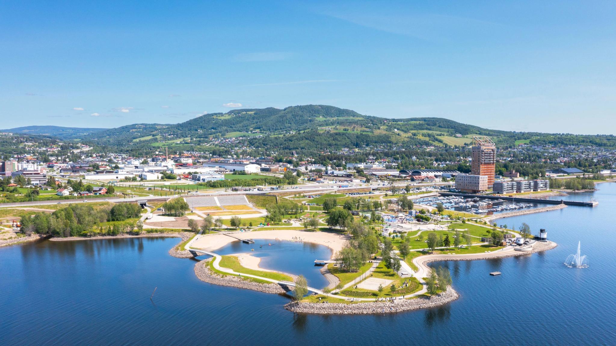 Dronebilde av Mjøsparken i Brumunddal