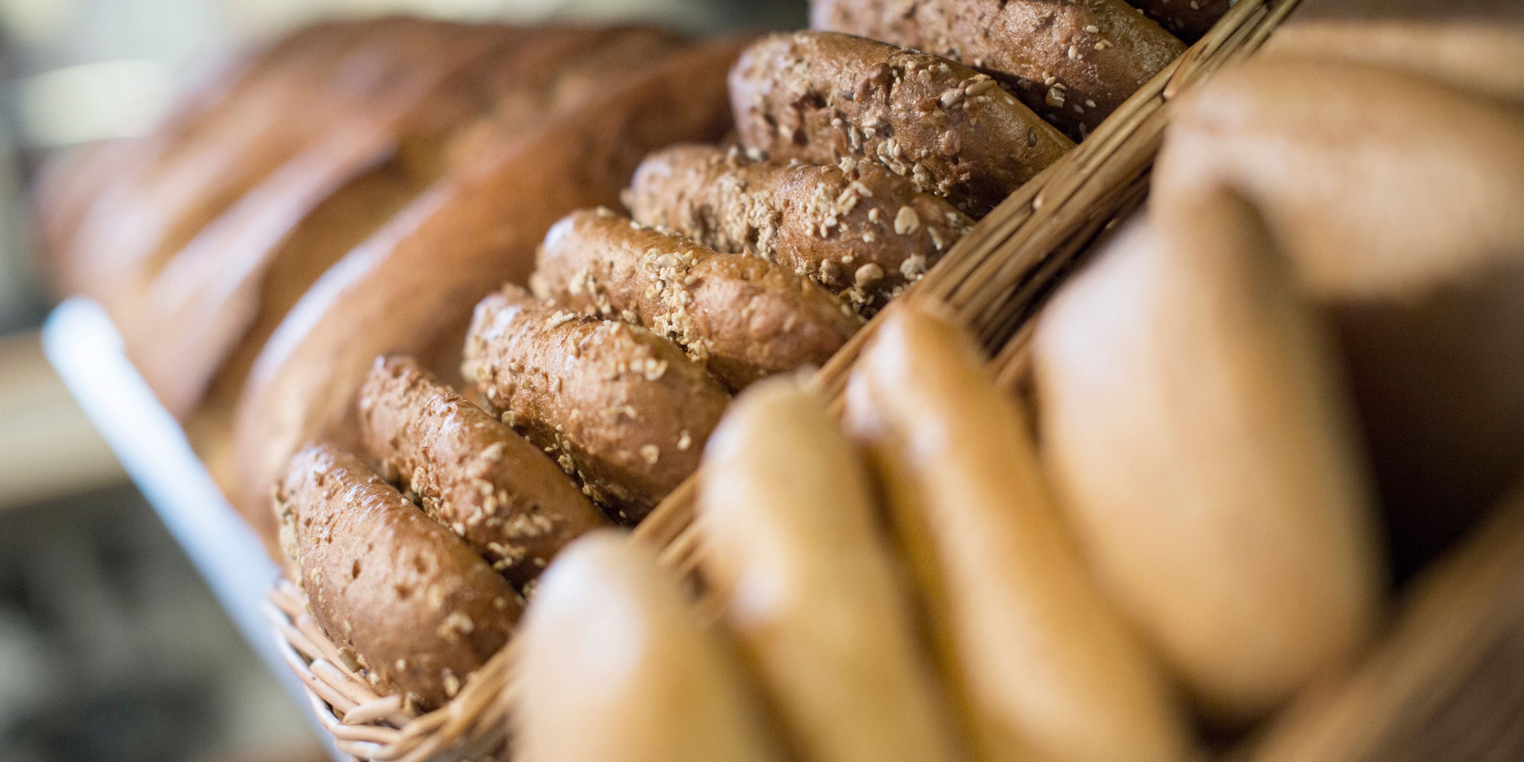 Marens  bakeri serverer nystekte brød og kaker som smaker, inkl glutenfii bakst og nykvernet kaffe.