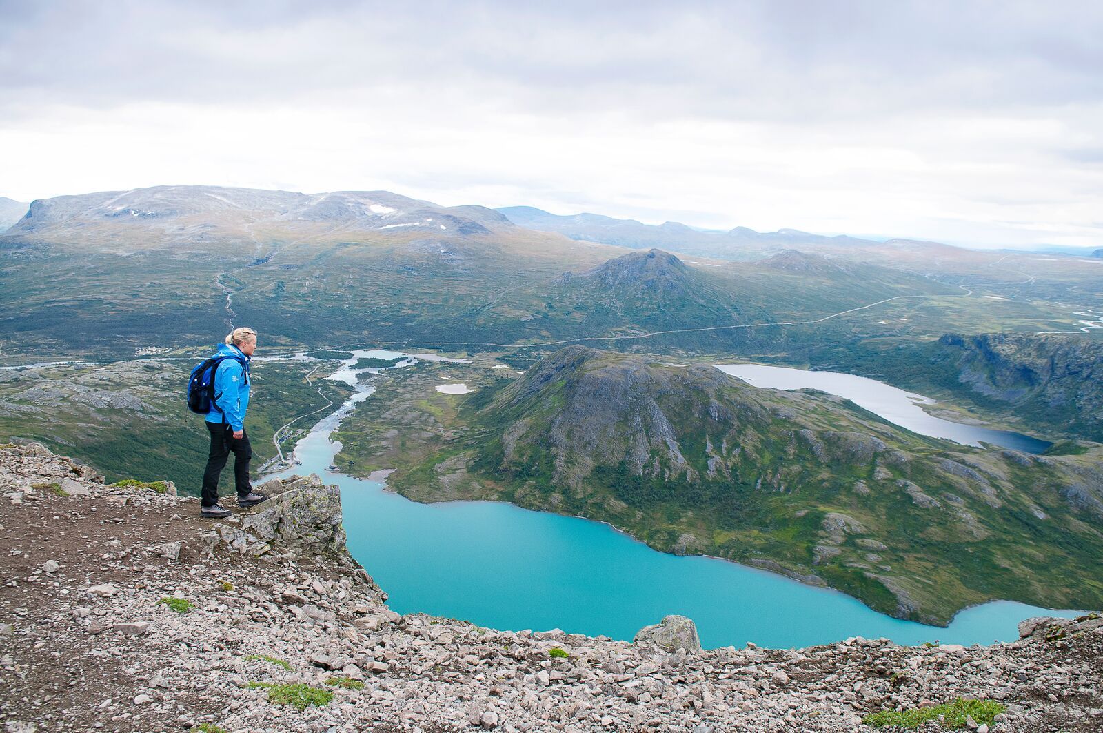 Turgåer på toppen av Besseggen. Utsikt mot fjell og fjord.