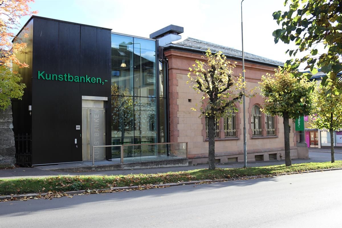 Fasade av kunstsenteret Kunstbanken sett fra gaten.