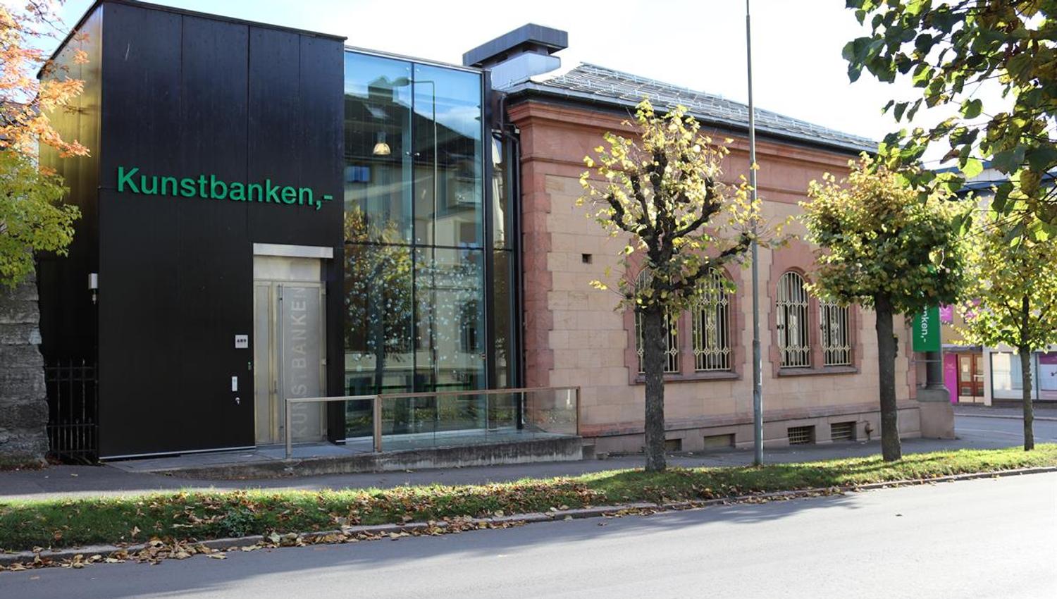 Fasade av kunstsenteret Kunstbanken sett fra gaten.