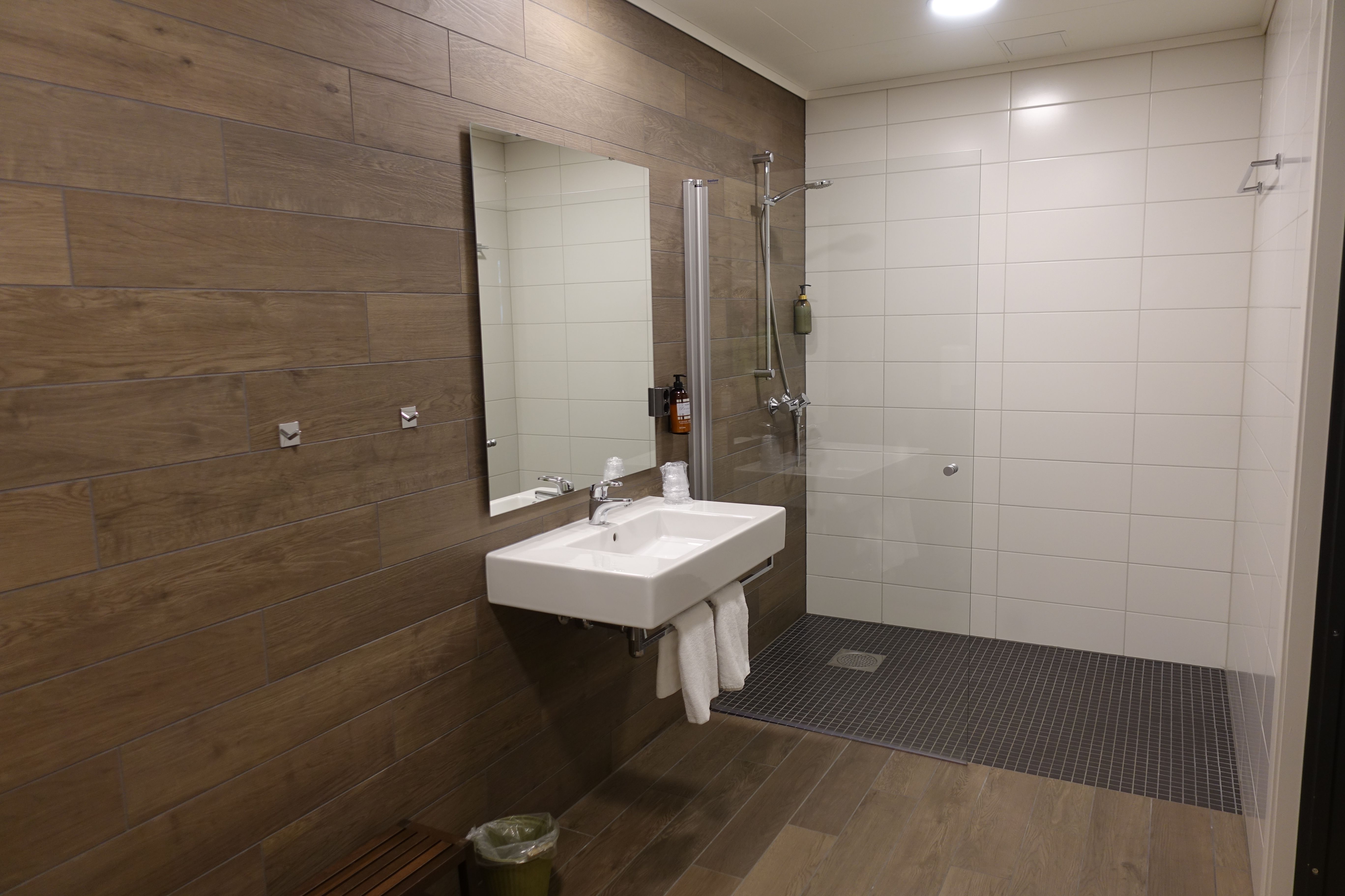 Nytt, moderne bad med romsleg dusj på Trolltunga Hotel.