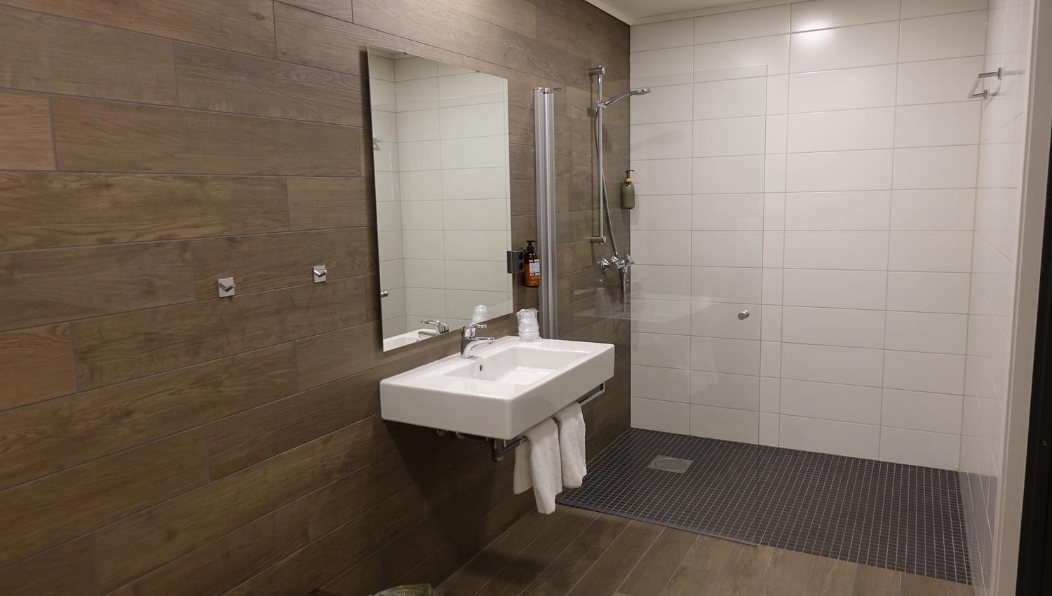 Nytt, moderne bad med romsleg dusj på Trolltunga Hotel.