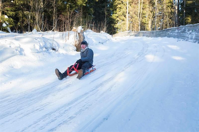 En person som aker ned en snødekt bakke.
