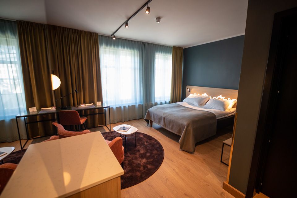 Guest room with double bed, Hotell Bondeheimen, Oslo. Photo