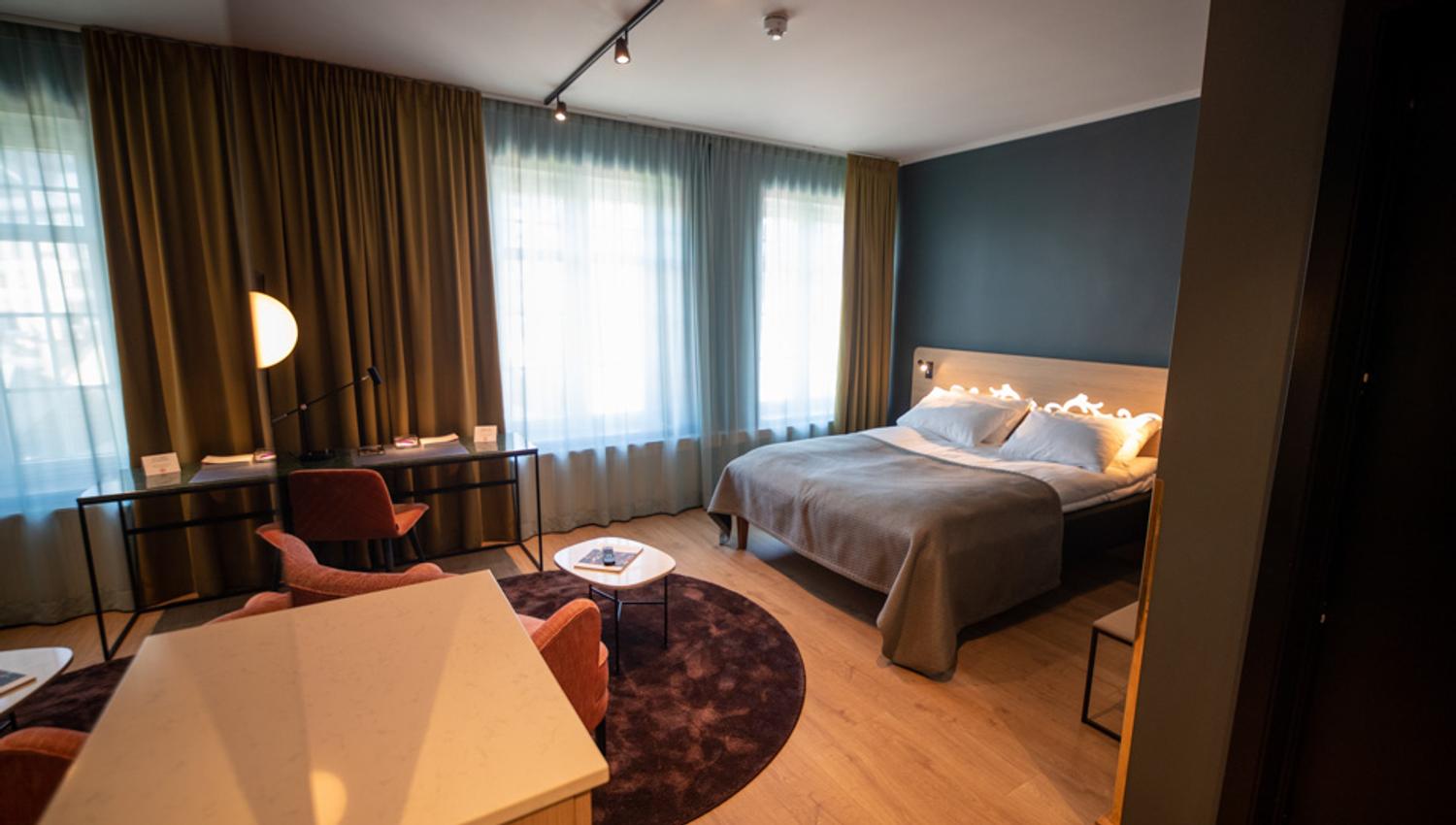 Guest room with double bed, Hotell Bondeheimen, Oslo. Photo