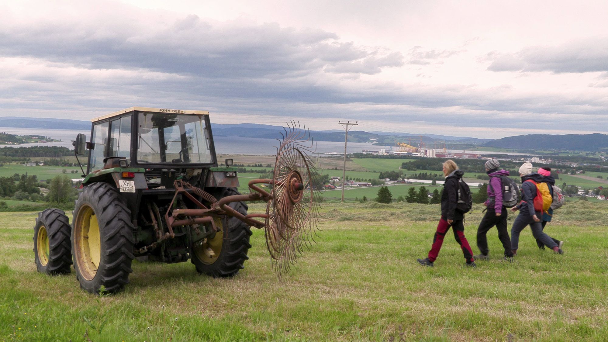 Damer på tur - vandre over åkrer