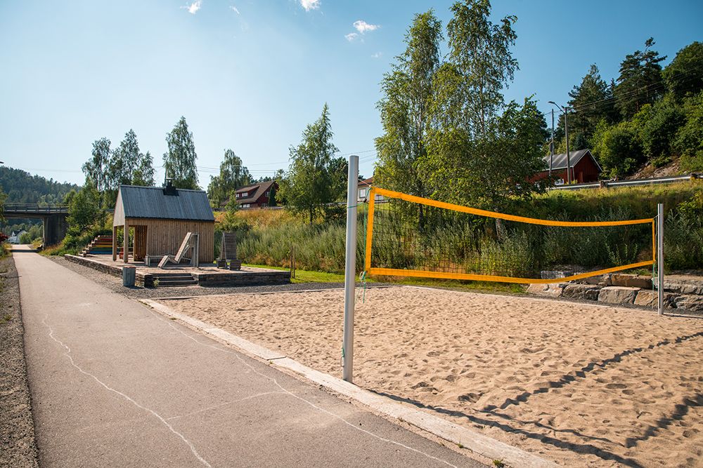 lekeplass og sandvolleyballbane ved gang - og sykkelsti "Kragerøbanen" i Drangedal