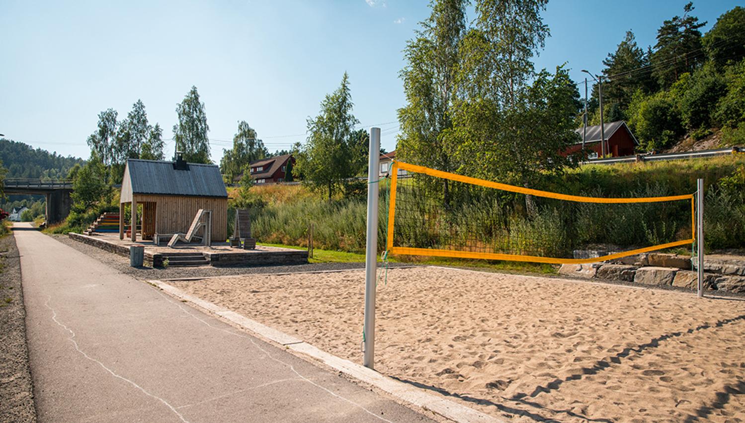 lekeplass og sandvolleyballbane ved gang - og sykkelsti "Kragerøbanen" i Drangedal
