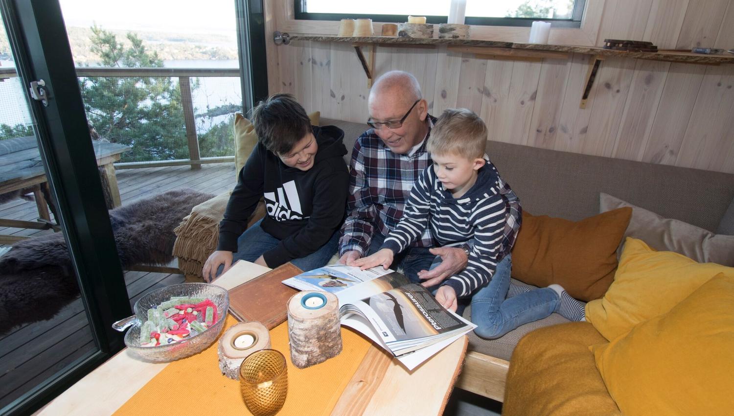 Familie i stua