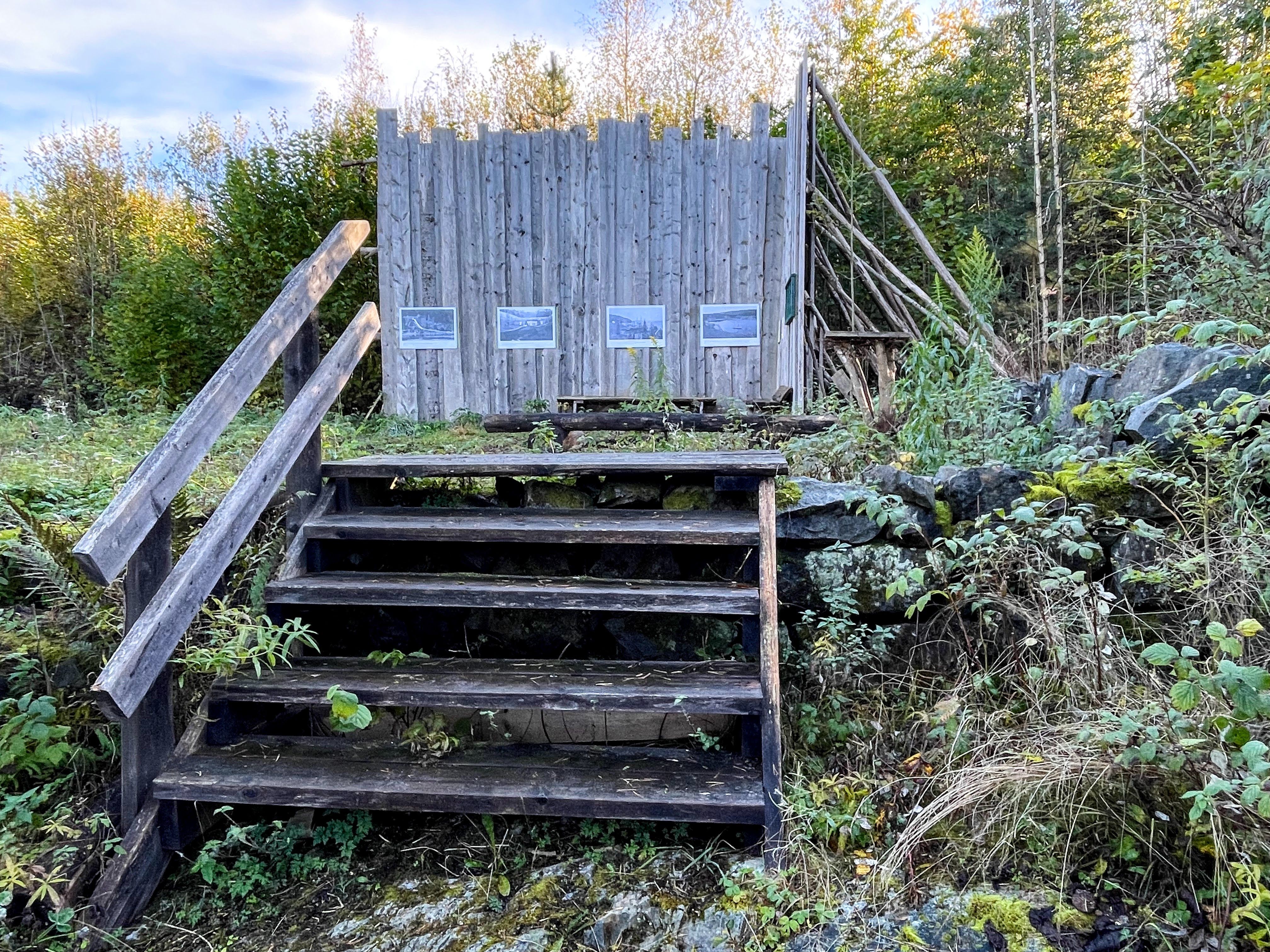 Isstabel på Nærsnes, trapper og infoskilt