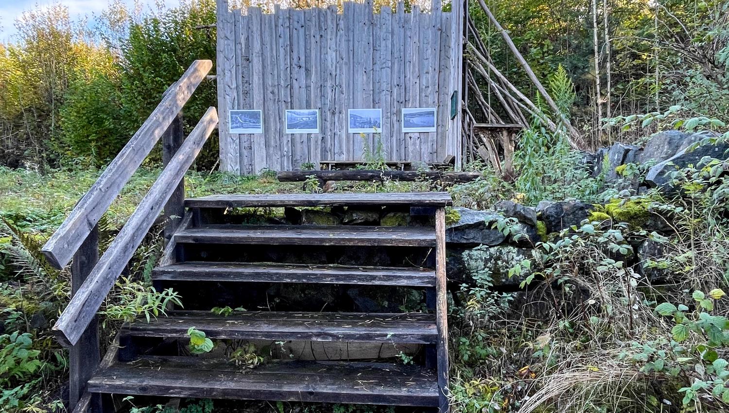 Isstabel på Nærsnes, trapper og infoskilt