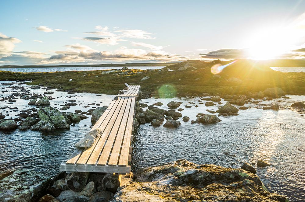 bro over et vann på Hardangervidda