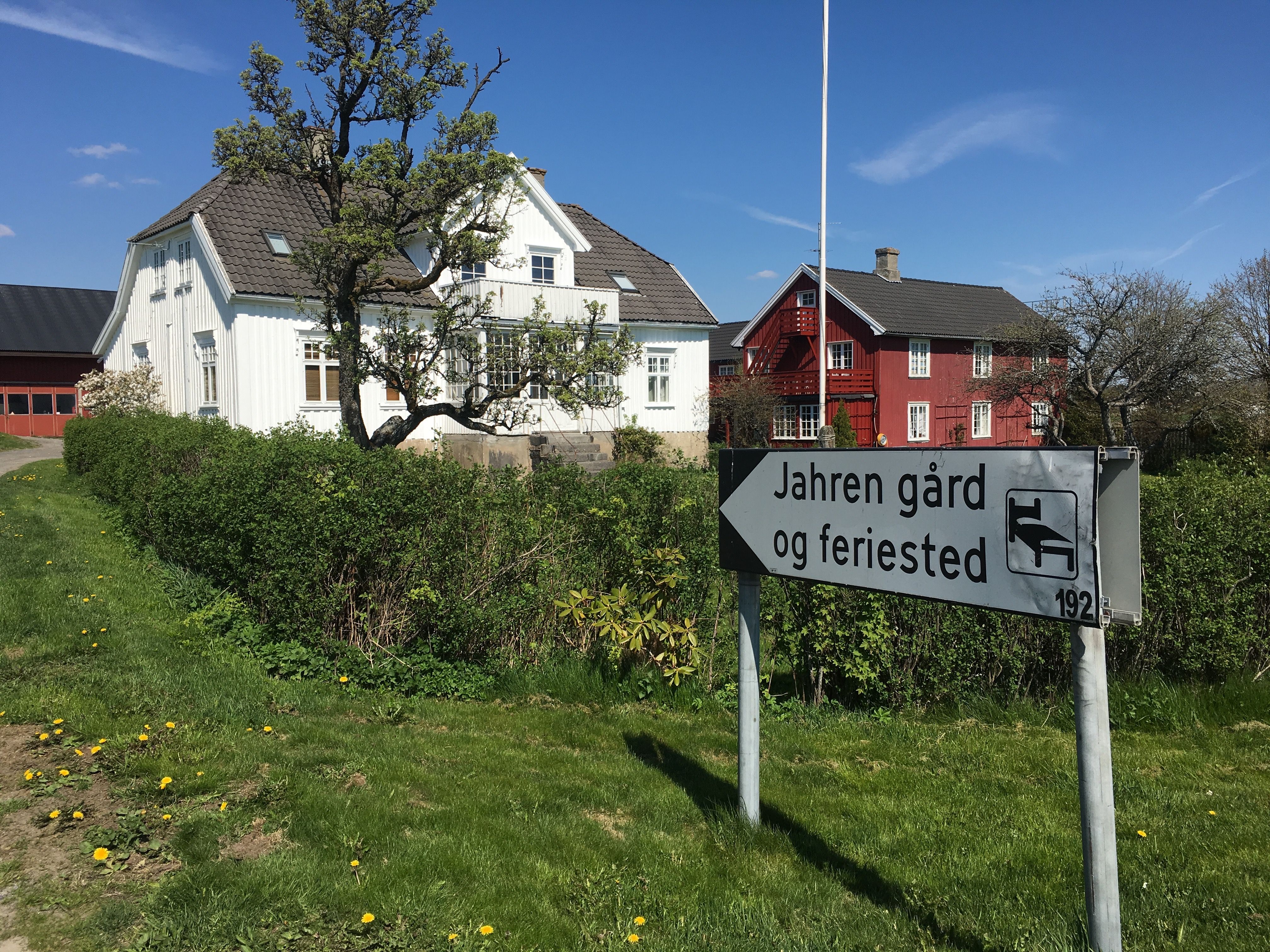 Skilt peker mot gården
