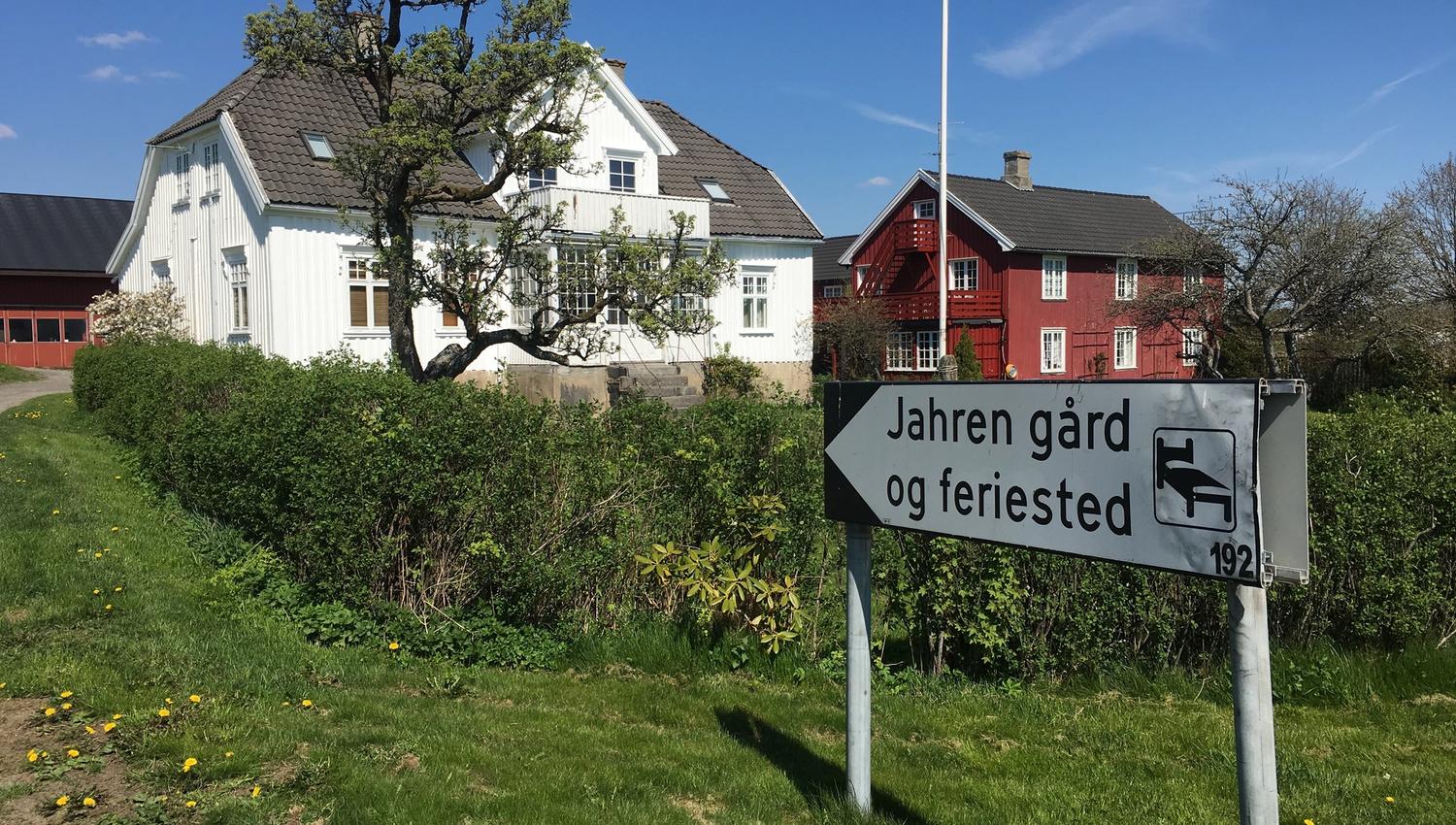 Skilt peker mot gården