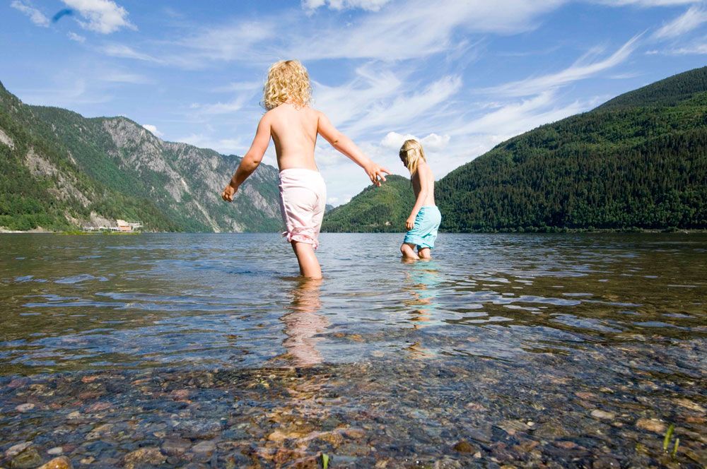 2 små jenter som bader