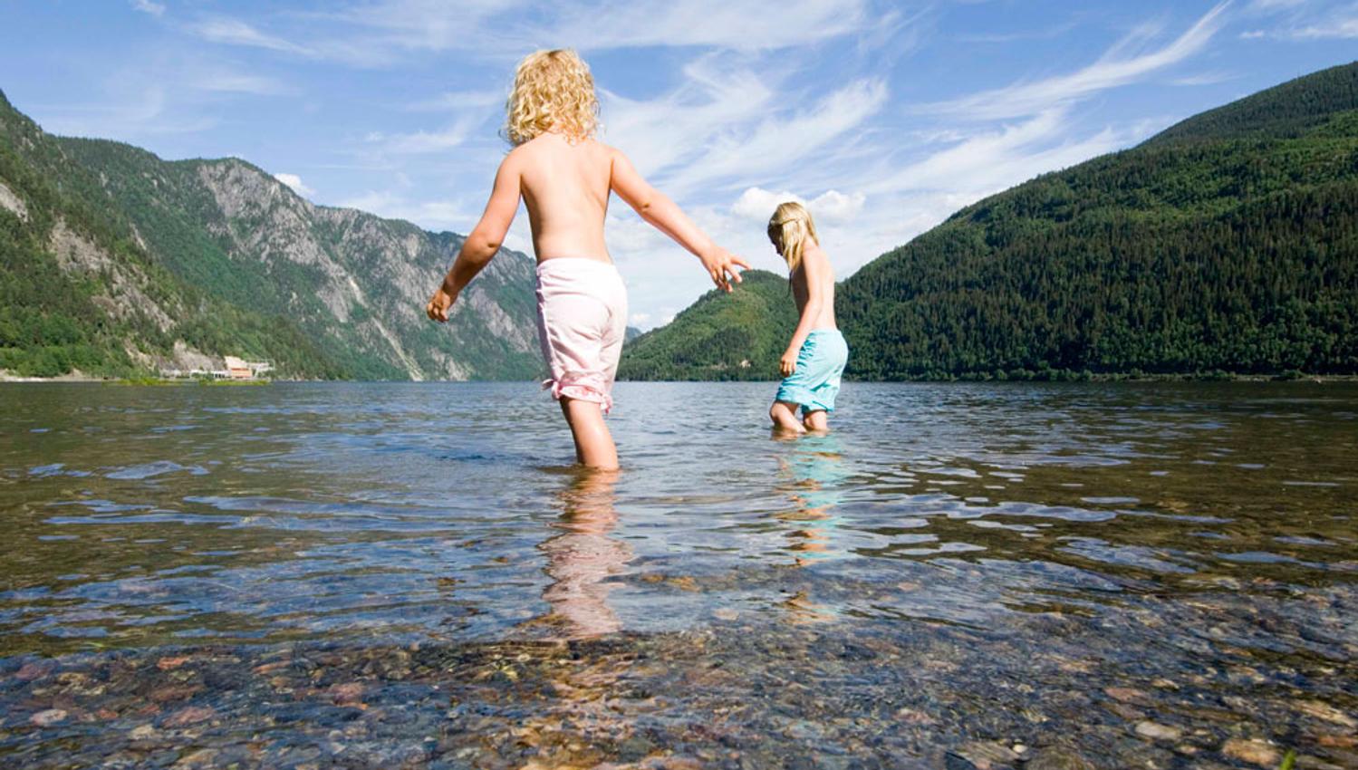 2 små jenter som bader