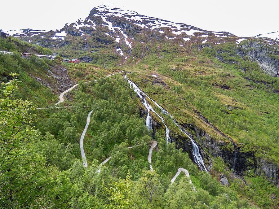 Rallarvegen slyngjer seg langs fossar og bratte fjellsider mellom Myrdal og Flåm i Hardanger.