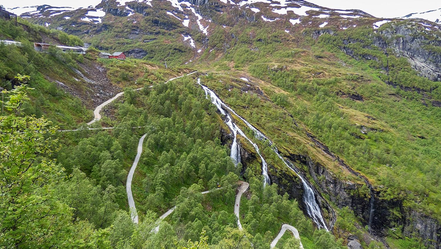 Rallarvegen slyngjer seg langs fossar og bratte fjellsider mellom Myrdal og Flåm i Hardanger.